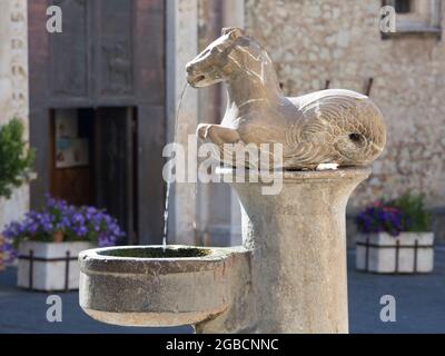 Taormina, Messina, Sizilien, Italien. Wasser sprudelt aus Seepferd, Teil eines barocken Brunnens vor der Kathedrale von San Nicolò, Piazza del Duomo. Stockfoto