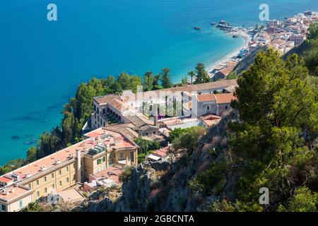 Taormina, Messina, Sizilien, Italien. Blick über die Ziegeldächer des San Domenico Palace Hotels von der Kapelle der Madonna della Rocca auf der Klippe. Stockfoto