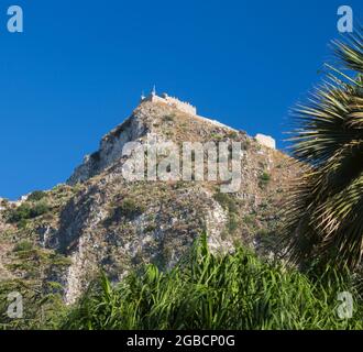 Taormina, Messina, Sizilien, Italien. Von den öffentlichen Gärten der Villa Comunale aus hat man einen Blick auf die zerstörte Burg Sarazenen. Stockfoto