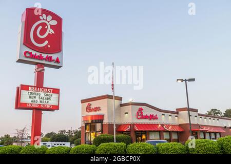 Georgia Thomasville Chick-fil-A, Fast Food Restaurant Chicken, vorne außen Schild mit Botschaft, Sonntag geschlossen Stockfoto