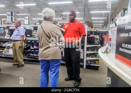 Florida Saint St. Petersburg Largo Office Depot im Inneren, liefert Shopping Shopper Geschäft Geschäft Schwarzer Mann, Angestellter Arbeiter hilft Senior Stockfoto