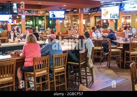 Florida Port Charlotte Applebee's Restaurant innen, Bar Lounge Pub Erwachsene paar Großbildfernseher Flachbildschirm, Stockfoto