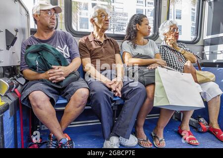 Miami Beach Florida, Miami-Dade Metrobus, öffentliche Verkehrsmittel South Beach Lokal, Passagiere Reiter sitzen hispanischen Mann Frau weibliche Senioren, Stockfoto