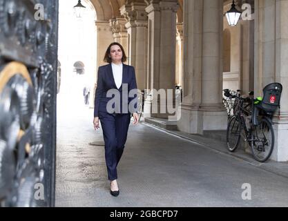 London, Großbritannien. August 2021. Der Oppositionsführer von Belarus, Sviatlana Tsikhanouskaya, hat das Vereinigte Königreich und den Westen aufgefordert, weitere Sanktionen gegen Präsident Lukaschenko zu verhängen. Sie will, dass Lukaschenko die Demokratie wiederherstellt. Ein Beispiel dafür ist die weißrussische Athletin Krystsina Tsimanouskaya, die bei den Olympischen Spielen in Japan Zuflucht gesucht hatte, nachdem sie sagte, dass belarussische Beamte versucht hätten, sie gegen ihren Willen an Bord eines Heimflugs zu bringen. Sviatlana Tsikhanouskaya besucht Boris Johnson in der Downing Street. Kredit: Mark Thomas/Alamy Live Nachrichten Stockfoto