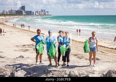 Miami Beach Florida, Aufräumarbeiten, freiwillige Freiwillige Teamarbeit Erwachsene Männer Frauen, hispanische sammeln Müll Abfall Impact Day, Community Serv Stockfoto