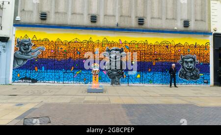 Harlekin-Imp vor dem Impstrail-Wandbild High Street Lincoln City 2021 Stockfoto