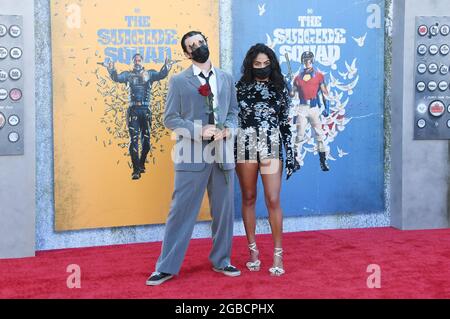 (L-R) Enkel und Jessie Reyez treffen bei DER WELTPREMIERE DER SELBSTMORDKOMMANDOS ein, die am Montag, dem 2. August 2021, im Regency Village Theatre in Westwood, CA, stattfand. (Foto von Sthanlee B. Mirador/Sipa USA) Stockfoto