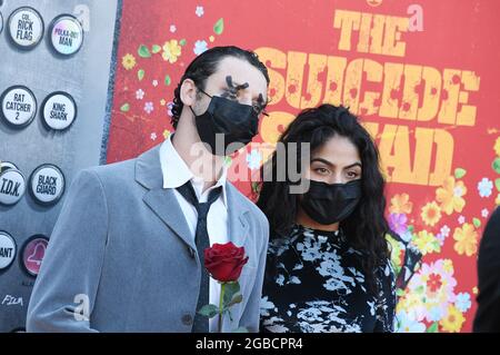 (L-R) Enkel und Jessie Reyez treffen bei DER WELTPREMIERE DER SELBSTMORDKOMMANDOS ein, die am Montag, dem 2. August 2021, im Regency Village Theatre in Westwood, CA, stattfand. (Foto von Sthanlee B. Mirador/Sipa USA) Stockfoto