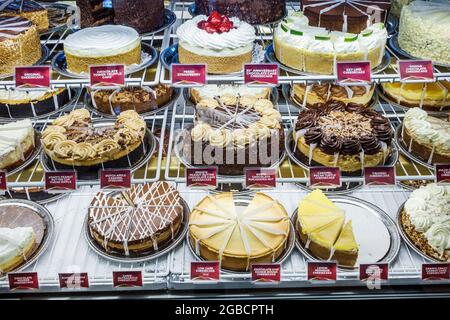 Florida Naples Coastland Center Shopping Mall, Cheesecake Factory Restaurant Vitrine Cheesecake Desserts Schokoladenverkauf, Stockfoto