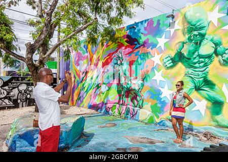 Miami Florida, Wandgemälde im Wynwood Art District, schwarzer Mann, Frau, weibliches Paar, das Foto macht, Stockfoto