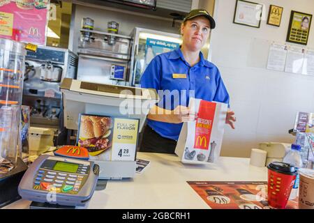 Georgia Newport McDonald's Restaurant innen, Fast-Food-Schalter Frau Kassiererin, die die Tasche der Angestellten arbeitet Stockfoto