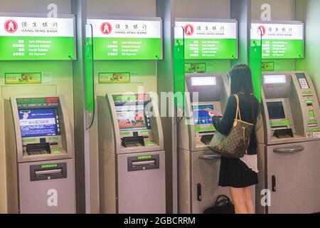 China Hong Kong HK, Kowloon Tsim Sha Tsui MTR U-Bahn-Station, Geldautomat mit Selbstbedienung Hang Seng Bank, Bankgeld, asiatische Frau mit kantonesischen Chinesisch c Stockfoto