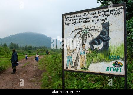 Viringa Nationalpark, Kongo - august 2008 - Eingang Viringa Nationalpark Kongo Dies ist der Beginn des Gorilla-Treks Stockfoto