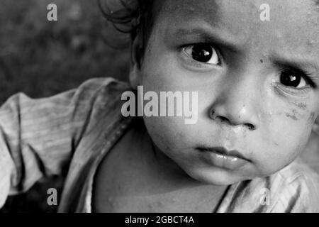 Delhi, Indien-März 30 2019: Porträt eines indischen Straßenjungen in Delhi, Indien, mit unschuldigen Augen. Stockfoto