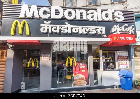 Mumbai Indien, Andheri, McDonald's Restaurant Fast Food Englisch Marathi Hindi mehrsprachiges mehrsprachiges Schild Stockfoto