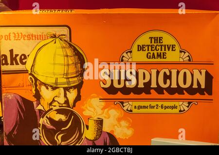 England, Hampshire, Portsmouth, Portsmouth Museum, Sherlock Holmes Memoribilia Collection, Vintage „Suspicion Detective“ Game Box Stockfoto