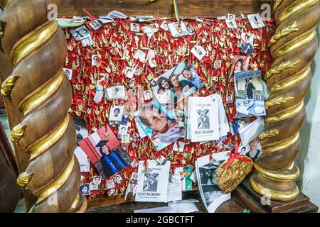 Mexiko-Stadt, Mexikanisch, Coyoacan Del Carmen Parroquia San Juan Bautista, katholische Kirche des heiligen Johannes des Täufers, barocker Innenraum, Altar Milagros voti Stockfoto