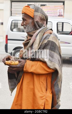 Rishikesh, Uttarakhand, Indien - 06. Mai 2018: Indischer Mönch, Der Essen Isst, Rishikesh, Indien. Stockfoto