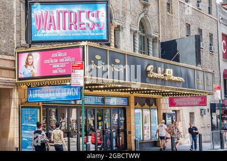 New York City, NYC, Manhattan Midtown 47th Street Broadway, Theaterviertel Brooks Atkinson Theater Kellnerin Musical, Festzelt Außeneingang Stockfoto