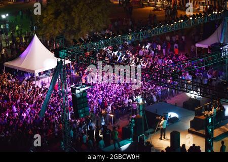 New Delhi-11 März,2016:überfüllte Tanzfläche in der Nacht.volle Nacht musikalischen Gig.Nacht Konzert show.Gruppe von Menschen haben Spaß.Entertainment-Event, Fans enjo Stockfoto