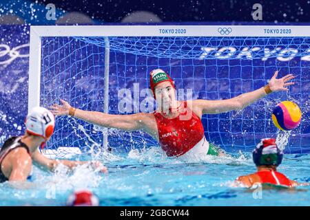 TOKIO, JAPAN - 3. AUGUST: Simone van de Kraats aus den Niederlanden, Alda Magyari aus Ungarn während des olympischen Wasserpoloturnier-Viertelfinalspiels der Frauen zwischen den Niederlanden und Ungarn 3 im Tatsumi Waterpolo Center am 2021. August 2020 in Tokio, Japan (Foto: Marcel ter Bals/Orange Picles) NOCNSF Stockfoto