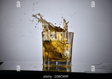 Das Auto ertrinkt im Alkoholglas-, Getränke- und Fahrkonzept Stockfoto