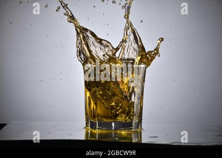 Das Auto ertrinkt im Alkoholglas-, Getränke- und Fahrkonzept Stockfoto