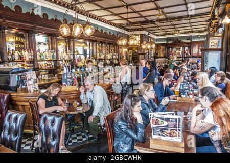 London England, Großbritannien Bloomsbury, Museum Tavern Grade II historisches öffentliches Haus, Restaurant Bar Pub Paare Männer Frauen im Inneren Stockfoto