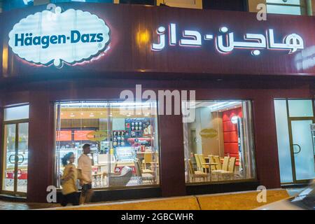 Vereinigte Arabische Emirate VAE, Dubai Deira Al Rigga Al Rigga Road, Geschäftsbezirk Schild Haagen Dazs, Eiscreme Englisch Arabisch Sprache zweisprachige Nacht Stockfoto