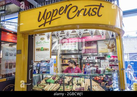 London England, UK South Bank Waterloo Station Food Kiosk, Upper Crust Sandwich Shop counter Asiatin Managerin, Stockfoto