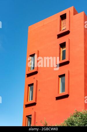 La Muralla Roja (Rote Mauer) Gebäude - postmoderner Apartmentkomplex, entworfen von Ricardo Bofill, Manzanera, Calp (Calpe), Spanien Stockfoto