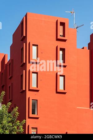 La Muralla Roja (Rote Mauer) Gebäude - postmoderner Apartmentkomplex, entworfen von Ricardo Bofill, Manzanera, Calp (Calpe), Spanien Stockfoto