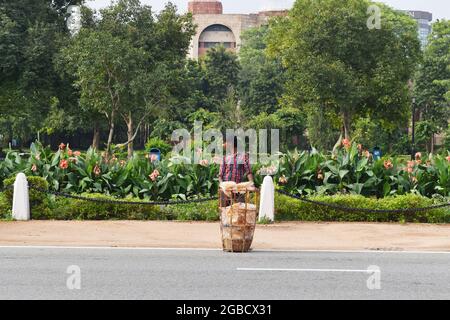 New Delhi, Indien - 13. April 2016:Männer verkaufen Papad in Delhi, Indien Stockfoto