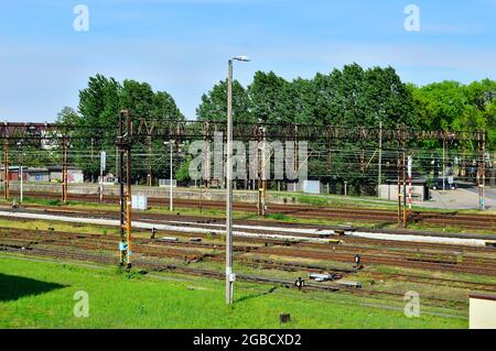 Eisenbahninfrastruktur, Signaltechnik und elektrische Lokomotive auf Gleisen. Sommer. Stockfoto