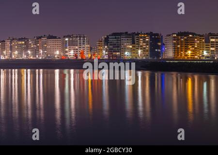 Ostende (Oostende) Skyline der Stadt Spiegelung in der Nordsee bei Nacht, Belgien. Stockfoto