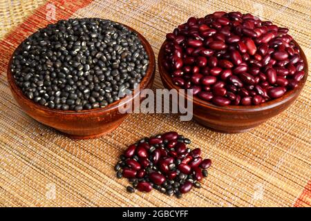 Rohes Dal-Konzept, Rajma und Urad in Schale auf Holzhintergrund, Stockfoto