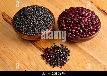 Ungekochte Rajma und Urad in Holzschüssel. Stockfoto