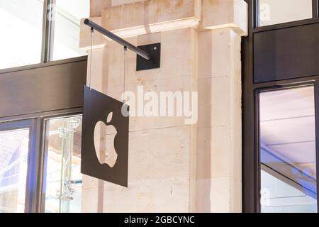 Das Apple Store Logo hängt vor dem Eingang des Flagship Stores im Zentrum von London, England Stockfoto