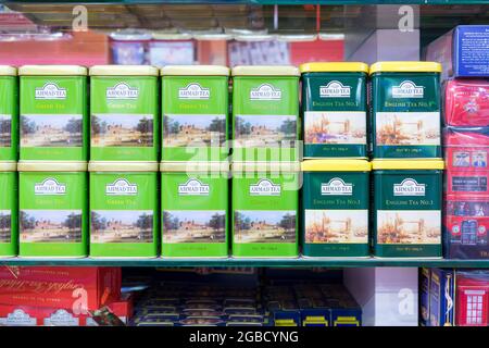 ENGLISCHER grüner Tee in Dosen zum Verkauf im touristischen Souvenirshop Piccadilly Circus City of Westminster London England UK Stockfoto