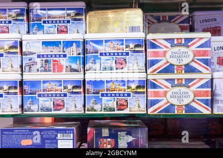 ENGLISCHER grüner Tee in Dosen zum Verkauf im touristischen Souvenirshop Piccadilly Circus City of Westminster London England UK Stockfoto