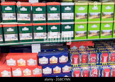 ENGLISCHER grüner Tee in Dosen zum Verkauf im touristischen Souvenirshop Piccadilly Circus City of Westminster London England UK Stockfoto