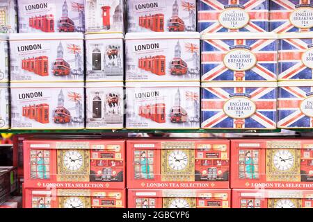 ENGLISCHES FRÜHSTÜCK Tee in Dosen zum Verkauf im touristischen Souvenirshop Piccadilly Circus City of Westminster London England UK Stockfoto