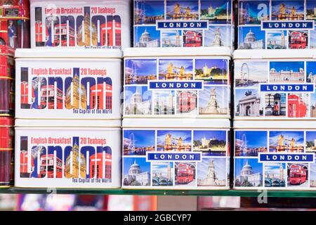 ENGLISCHER grüner Tee in Dosen zum Verkauf im touristischen Souvenirshop Piccadilly Circus City of Westminster London England UK Stockfoto