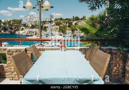 Ein Tisch in einem Restaurant oder einem Sommercafe an der Küste von Antalya, Türkei. Platz in einem Restaurant mit wunderbarem Meerblick. Hochwertige Fotos Stockfoto