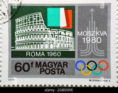 Eine in Ungarn gedruckte Briefmarke zeigt das olympische Emblem Moskau ’80 und das Kolosseum, Rom, italienische Flagge, Rom 1960, um 1979, Olympische Sommerspiele 198 Stockfoto