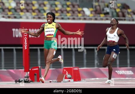 Jamaikas Elaine Thompson-Herah (links) feiert nach dem 200m-Finale der Frauen während der Leichtathletik im Olympiastadion am elften Tag der Olympischen Spiele in Tokio 2020 in Japan. Bilddatum: Dienstag, 3. August 2021. Stockfoto