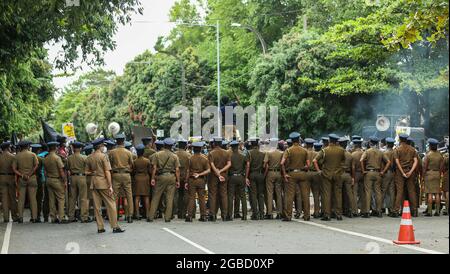 Colombo, Sri Lanka. August 2021. Srilankische Polizisten halten protestmarsch der Inter University Students Federation gegen das Gesetz der Kotelawala National Defense University in Colombo am 3. August 2021 zurück (Foto: © Pradeep Dambarage/ZUMA Press Wire) Stockfoto