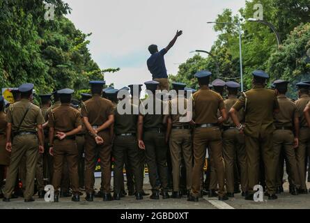 Colombo, Sri Lanka. August 2021. Srilankische Polizisten halten protestmarsch der Inter University Students Federation gegen das Gesetz der Kotelawala National Defense University in Colombo am 3. August 2021 zurück (Foto: © Pradeep Dambarage/ZUMA Press Wire) Stockfoto