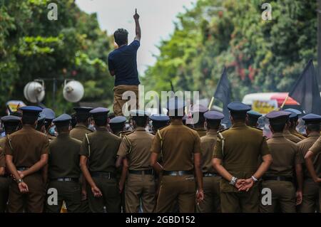 Colombo, Sri Lanka. August 2021. Srilankische Polizisten halten protestmarsch der Inter University Students Federation gegen das Gesetz der Kotelawala National Defense University in Colombo am 3. August 2021 zurück (Foto: © Pradeep Dambarage/ZUMA Press Wire) Stockfoto