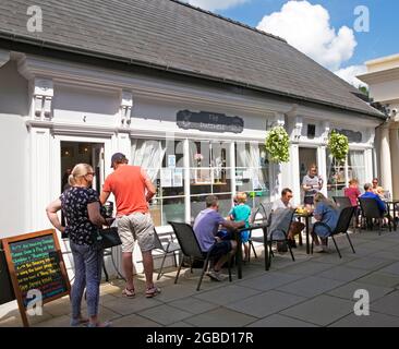 Menschen soziale Distanzierung während der covid sitzen an Tischen vor dem Duchess Restaurant in Brecon Stadtzentrum Sommer 2021 Powys Wales UK KATHY DEWITT Stockfoto